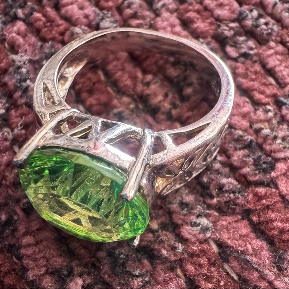 Estate - Contessa Di Capri Peridot & Sterling Ring, size 8 - Picture 4 of 4